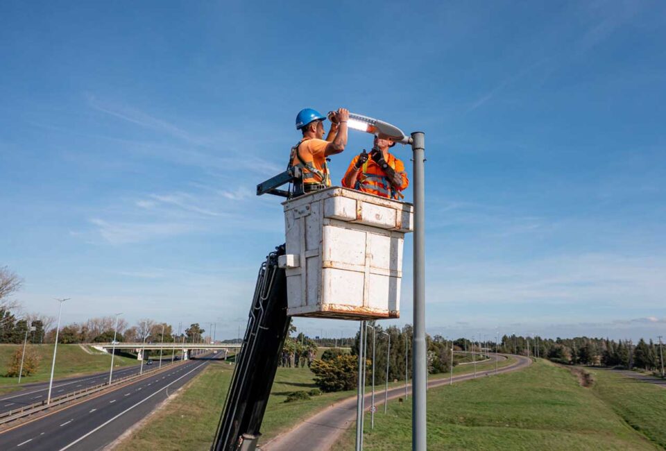 Autovia-6-AUBASA-renovara-mas-de-2.800-luminarias-2-960x650